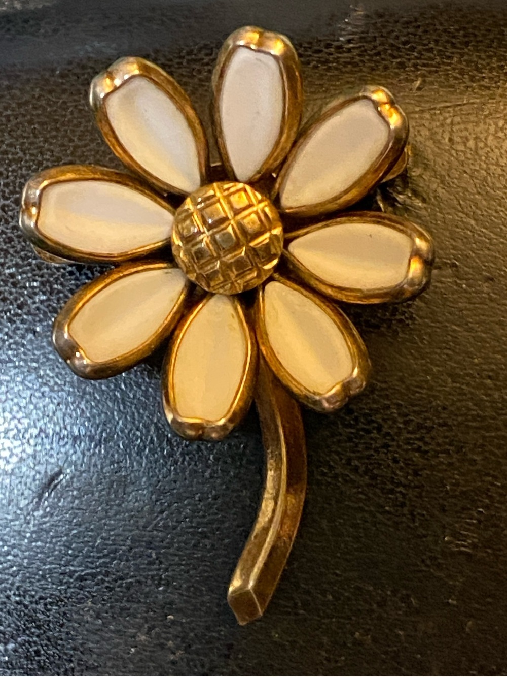 VTG Crown Trifari Gold-Tone White Glass Petals Daisy Brooch 1.5”